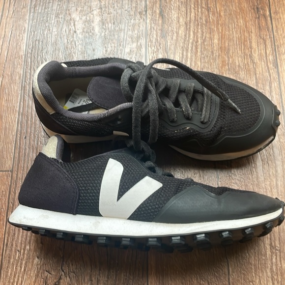 Veja Trainers. Used in very good condition.size EU 38. US 7. - Picture 5 of 9